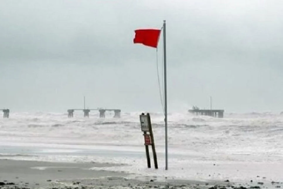 চার সমুদ্রবন্দরে ৩ নম্বর সতর্ক সংকেত