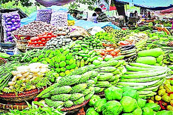 সিন্ডিকেটের দখলে বাজার কমছে না পণ্যের দাম