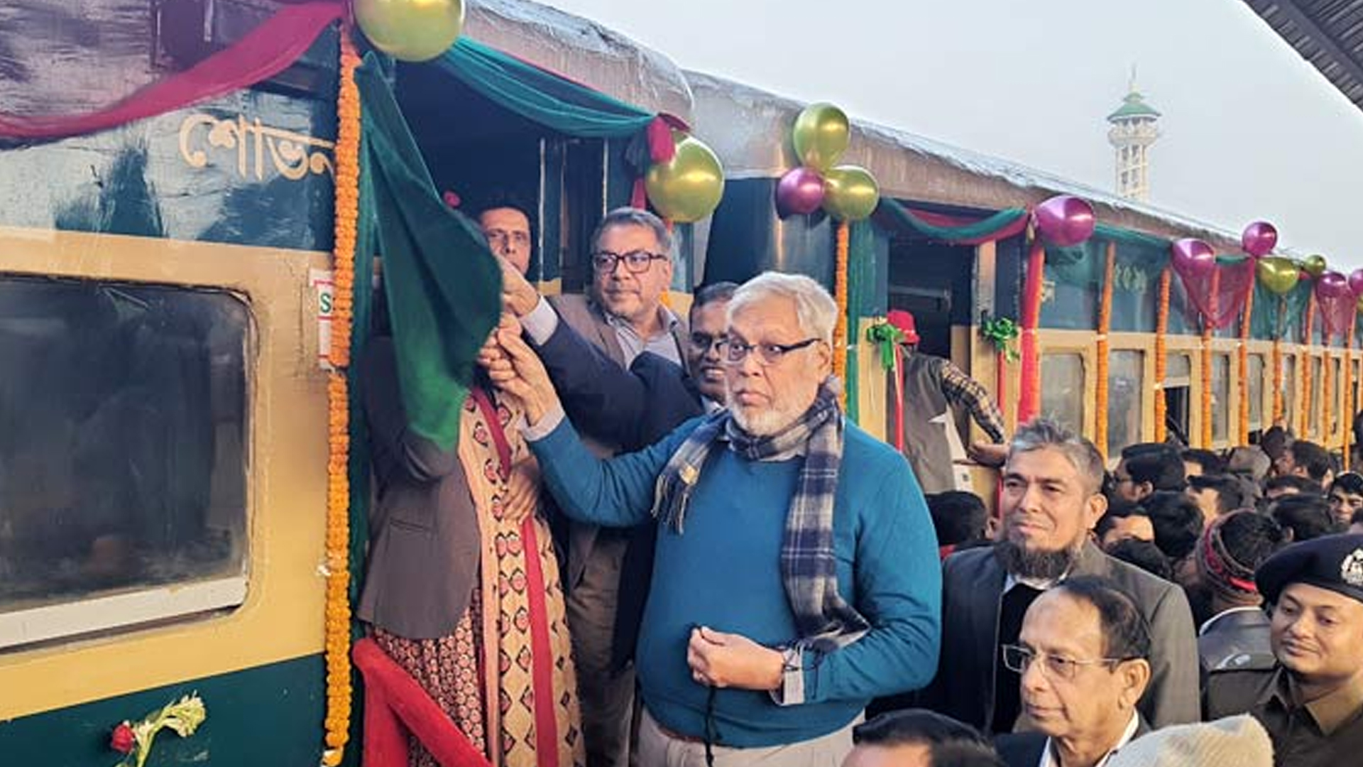 গাজীপুর-ঢাকা ট্রেন চলাচল শুরু, স্টেশনে যাত্রীদের উপচেপড়া ভিড়