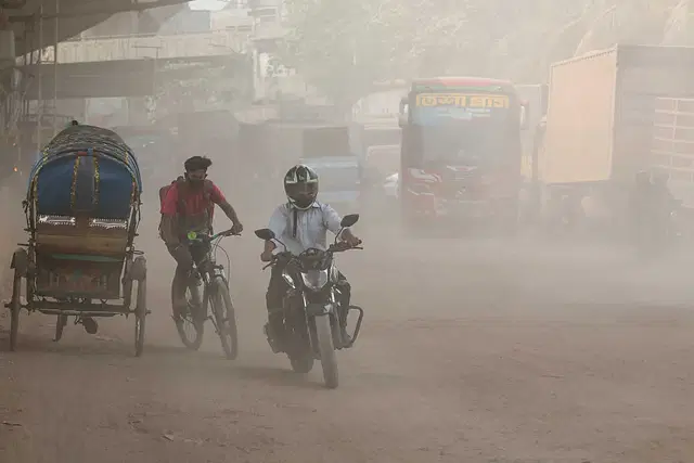 বায়ুদূষণে বিশ্বে আজ তৃতীয় অবস্থানে ঢাকা