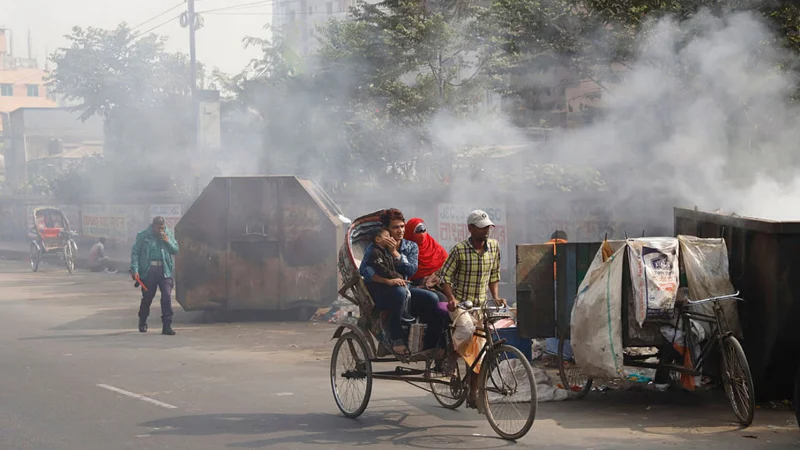 বায়ুদূষণের শীর্ষে থেকে ঢাকার হ্যাটট্রিক, জনস্বাস্থ্যে মারাত্মক হুমকি