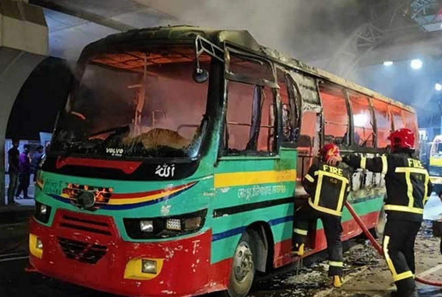 মধ্যরাতে রাজধানীতে ৩ বাসে আগুন