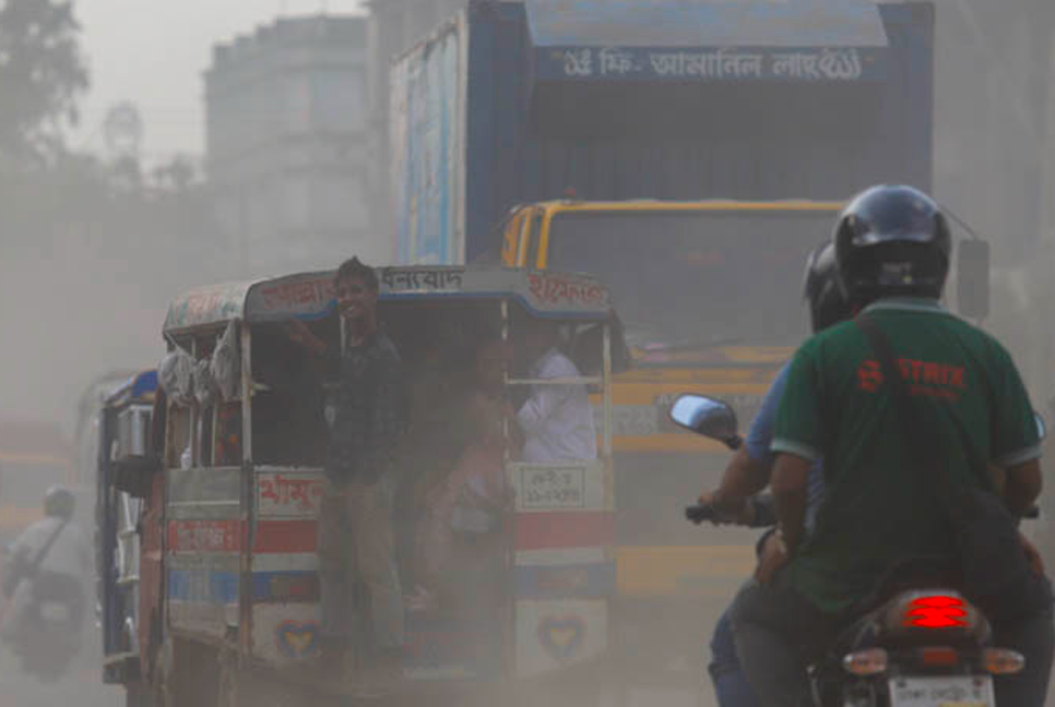বায়ুদূষণে বিশ্বে তৃতীয় ঢাকা, বাতাস ‘খুব অস্বাস্থ্যকর’