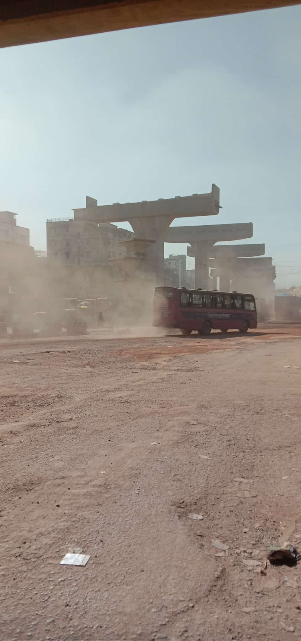 বায়ুদূষণে আজ শীর্ষে ঢাকা, বাতাসের মান ‘খুবই অস্বাস্থ্যকর’