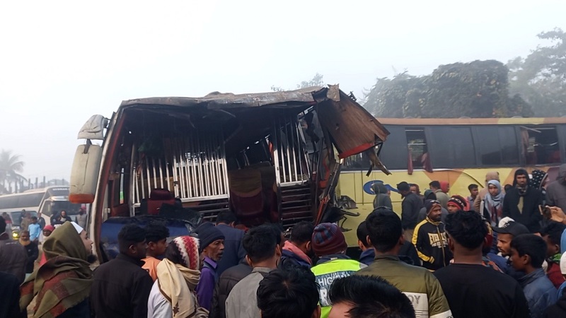 সিলেটে বাসের মুখোমুখি সংঘর্ষে নিহত ২, আহত অন্তত ১০