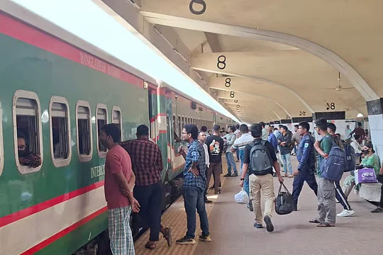 ঈদযাত্রা, কমলাপুর থেকে সময় মতো ছাড়ছে ট্রেন, যাত্রীদের ভীড়