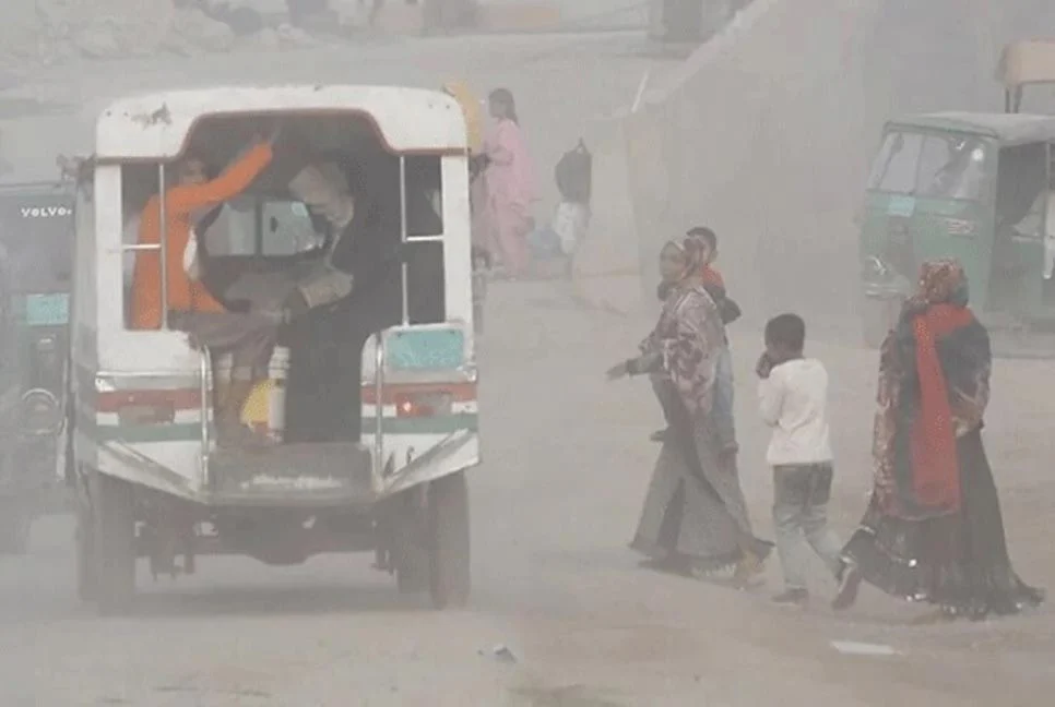 বিশ্বের দূষিত শহরের তালিকায় আজ শীর্ষে ঢাকা