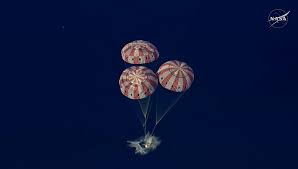 চন্দ্রাভিযান শেষে পৃথিবীতে ফিরলেন চার নভোচারী, নেওয়া হয়েছে জাহাজে