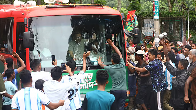 সিলেটে পৌঁছে মৌলভীবাজারের উদ্দেশে রওনা হয়েছেন প্রধানমন্ত্রী