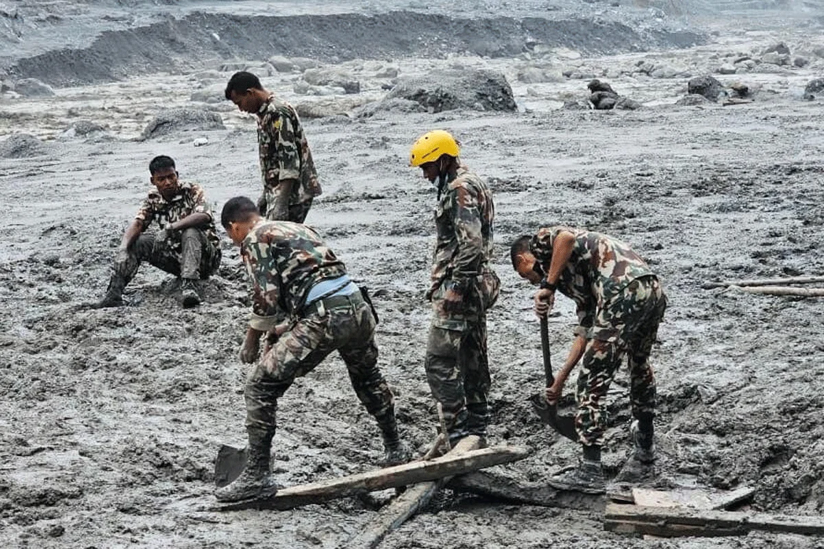 নেপালে আকস্মিক বন্যায় নিহত বেড়ে ১৩৪২, নিখোঁজ ৪৯০০