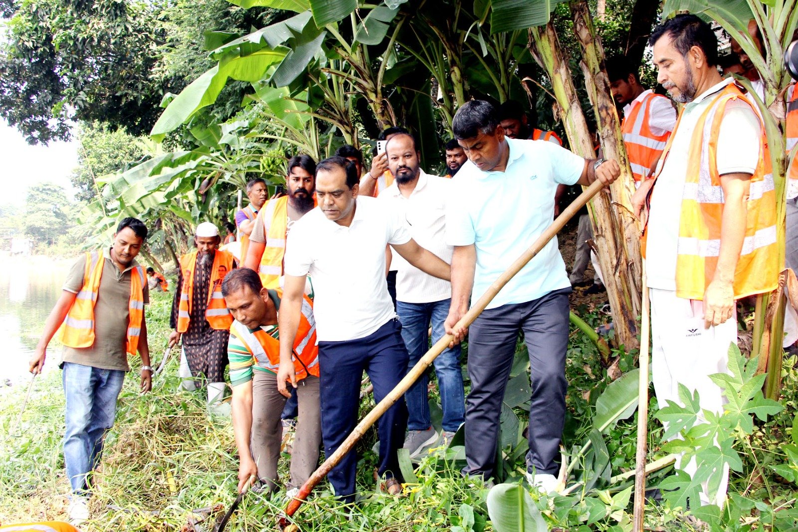 উত্তরায় লেকের দুই পাড় পরিষ্কারে পরিচ্ছন্নতা অভিযান, অংশ নিলেন এমপি জাহাঙ্গীর