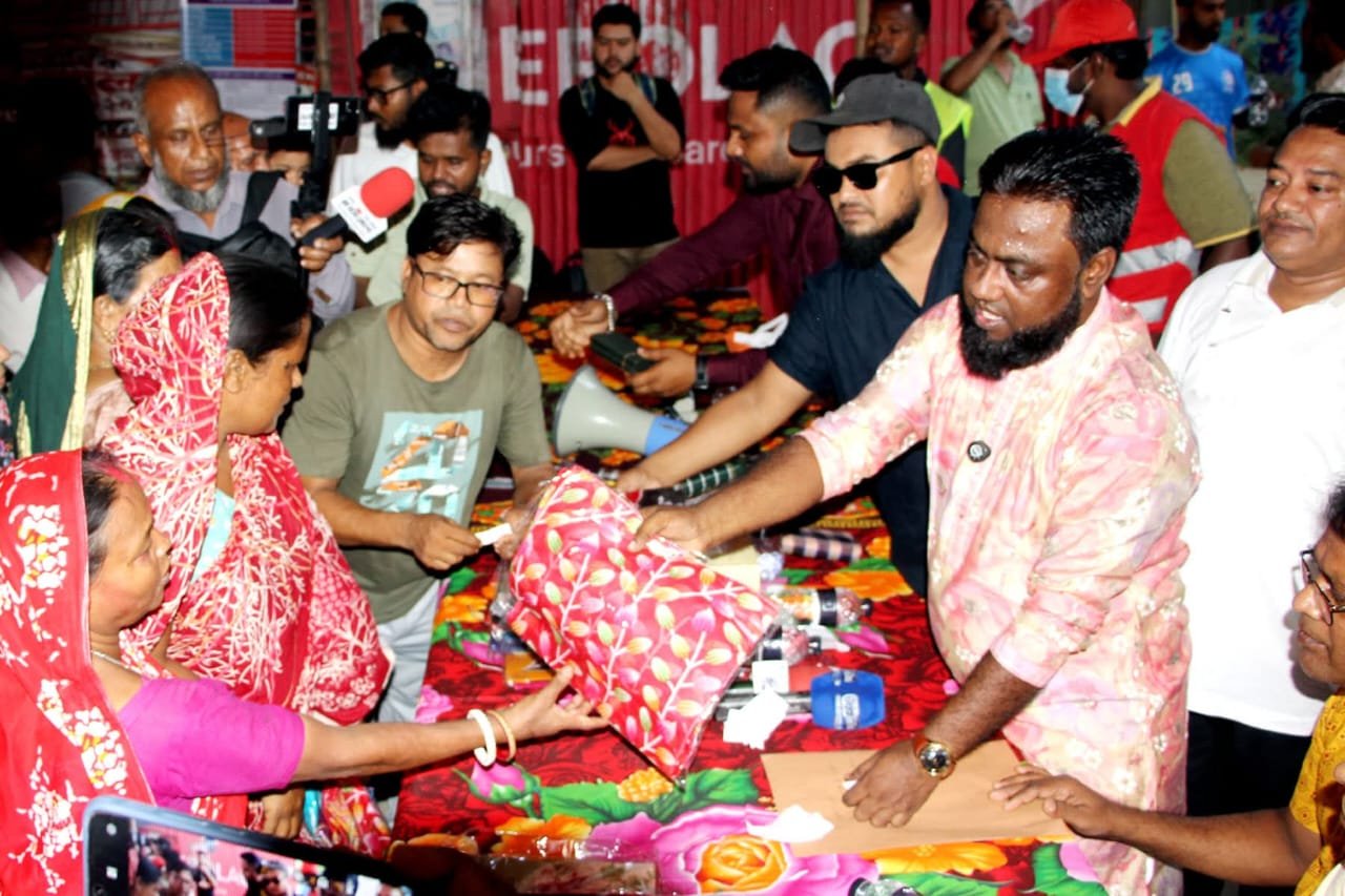 শারদীয় দুর্গাপূজা উপলক্ষে উপহার সামগ্রী বিতরণ করলেন, কাউন্সিলর প্রার্থী হাজী মো: চান মিয়া বেপারী।